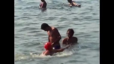 Palermo, İtalya 14 Ağustos 1977: insanlar 70 'lerde denizde banyo yapıyor ve yüzüyorlar.