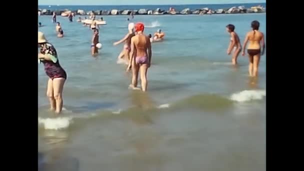 Palermo Italia Agosto 1977 Personas Bañándose Nadando Mar Los Años — Vídeos de Stock
