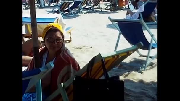 Palermo Italien August 1977 Frau Sitzt Auf Liegestuhl Strand 70Er — Stockvideo