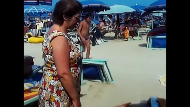 팔레르모 1977 어머니 해변에서 딸에게 자외선 차단제를 세까지 — 비디오