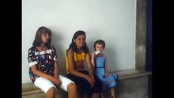 Urbino Ancona Czerwiec 1970 Małe Dziewczynki Jedzące Lody Pod Portykiem — Wideo stockowe