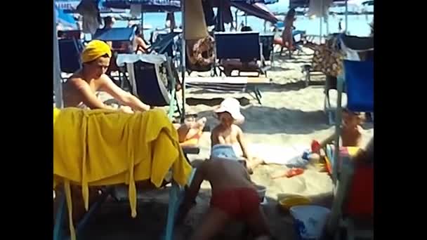 Palermo Italien August 1977 Frau Sitzt Auf Liegestuhl Strand 70Er — Stockvideo