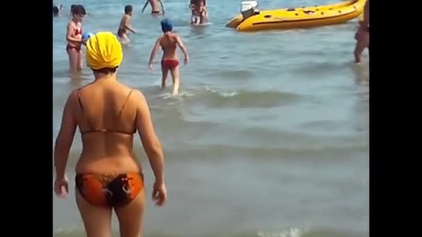 Palermo Italy August 1977 People Bathing Swimming Sea 70S — ストック動画