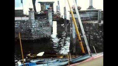 Palermo, İtalya. 10 Mart 1974. Göl kıyısı ve 70 'lerde hareket eden bir tekne.