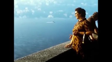 Palermo, İtalya 10 Mart 1974: iki kadın 1970 'lerden göl manzarasına bakıyor