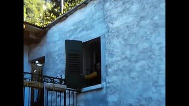 Palermo, İtalya 10 Mart 1974: Kadın 70 'li yıllarda perdeleri açıyor.