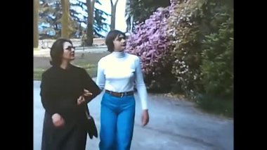 Palermo, İtalya 10 Mart 1974: iki kadın 70 'li yıllarda tatile çıktı
