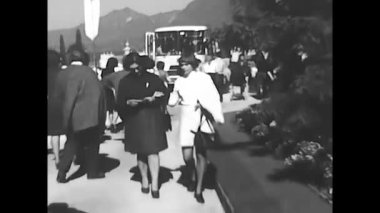 Palermo, İtalya 10 Mayıs 1374: iki kadın 70 'li yaşlarda siyah beyaz yürür.