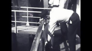 Palermo, İtalya 10 Mayıs 1374: Denizci tekneyi yavaş çekimde siyah-beyaz 70 'lerle bağlar