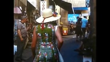 San Marino, İtalya 11 Ağustos 1974: 70 'lerde San Marino' da tatil yapan kadın ve turistler