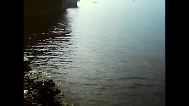 意大利帕勒莫 1974年10月10日 70年代湖边的女孩 — 图库视频影像