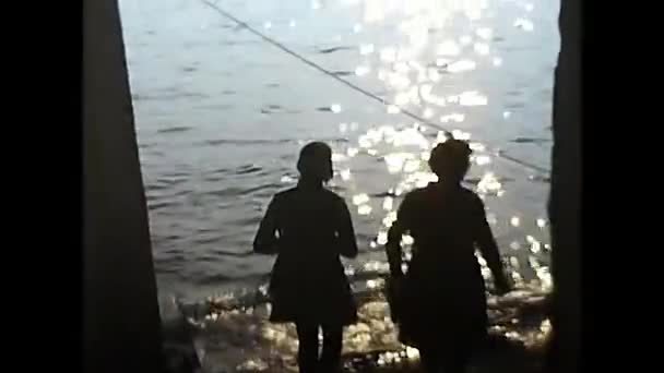 Palermo Italië Maart 1974 Silhouetten Van Vrouwen Aan Het Meer — Stockvideo