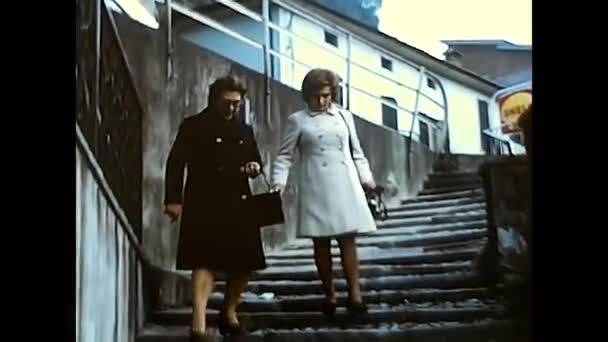 Palermo Marzo 1974 Due Donne Camminano Una Città Degli Anni — Video Stock