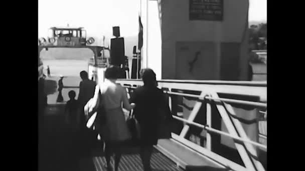 イタリアのパレルモ1374年5月10日 70年代から黒と白の休日のフェリーに乗っている人たち — ストック動画