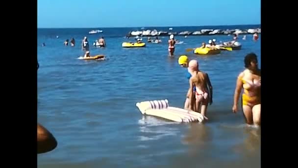 意大利里米尼 1974年8月14日 70年代在海上洗澡的人 — 图库视频影像