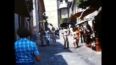 urbino, İtalya 18 Haziran 1974: Urbino 70 'lerdeki hediyelik eşya dükkanlarında turistler