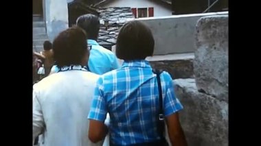 Alpler, İtalya 19 Mart 1974: Dağ tatil beldesi 70 'lerde turistler