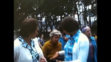 Alpler, İtalya 19 Mart 1974: Dağ tatil beldesi 70 'lerde turistler