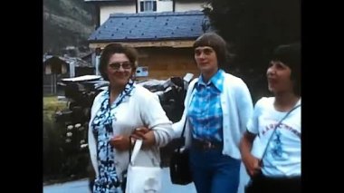 Alpler, İtalya 19 Mart 1974: Dağ tatil beldesi 70 'lerde turistler