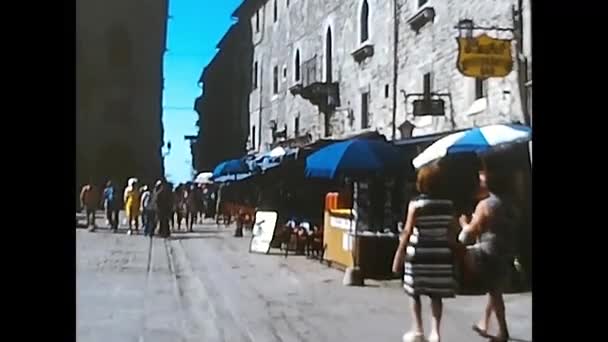 イタリアサンマリノ1974年8月11日 サンマリノ70歳での休暇中の女性と観光客 — ストック動画