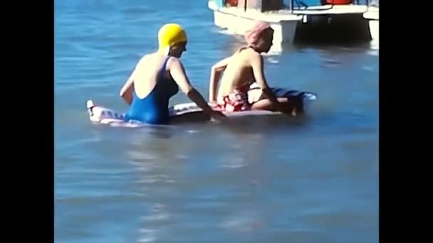 Sierpnia 1974 Ludzie Morzu Kąpiący Się Latach Tych Wieku — Wideo stockowe
