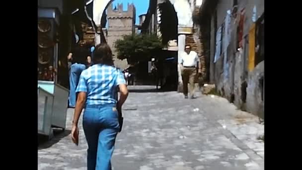 1974年6月18日イタリア バービノのお土産屋さん周辺の観光客 — ストック動画