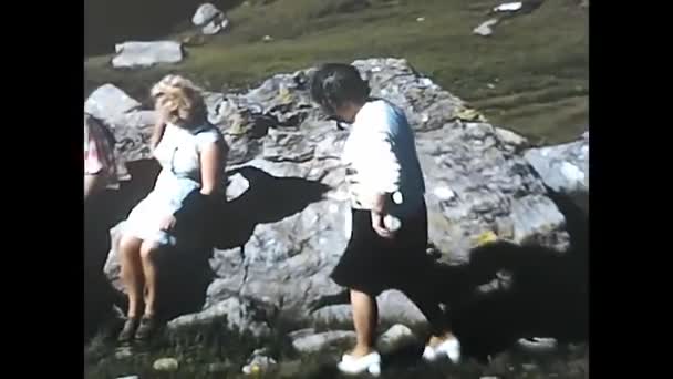 Alpen Italien März 1974 Menschen Den Bergen Der Nähe Eines — Stockvideo