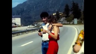 Saas Fee, İsviçre 19 Mayıs 1980: Saas Fee 80 'lerde dağlarda tatil yapan insanlar