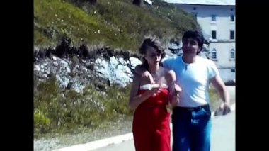 Saas Fee, İsviçre 19 Mayıs 1980: Saas Fee 80 'lerde dağlarda tatil yapan insanlar