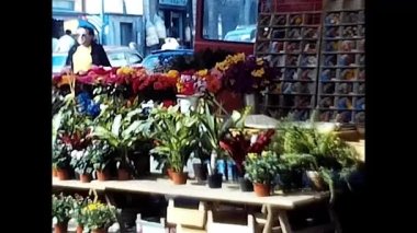 Saas ücret, İsviçre 19 Mayıs 1980: 80 'li yıllarda insanların satın aldığı meyve, sebze ve giysi pazarı