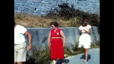 Chiezzo, Piedmont 29 Nisan 1980: Dağda tatilde olan insanlar Chiezzo 'da 80 yaşına kadar