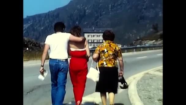 Saas Fee Suíça Maio 1980 Pessoas Férias Nas Montanhas Saas — Vídeo de Stock