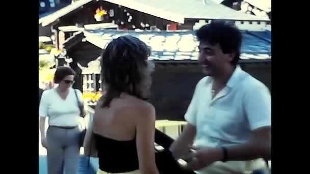 Saas Fee Suiza Mayo 1980 Personas Vacaciones Saas Fee Suiza — Vídeo de stock