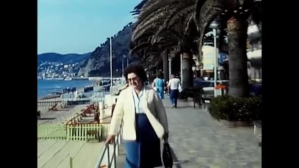 Alassio Liguria Αυγούστου 1980 Γυναίκα Στην Παραλία Στο Αλάσιο Της — Αρχείο Βίντεο