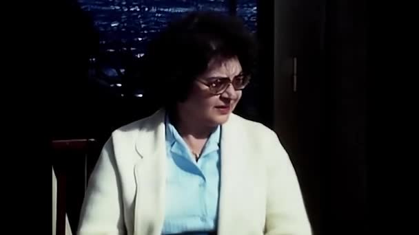 Chiezzo Piedmont Abril 1980 Mujer Sentada Aire Libre Años — Vídeo de stock