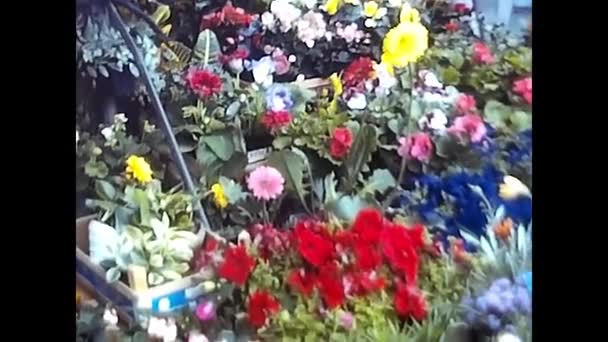 Chiezzo Piemont April 1980 Markt Für Lebensmittel Blumen Und Bekleidung — Stockvideo