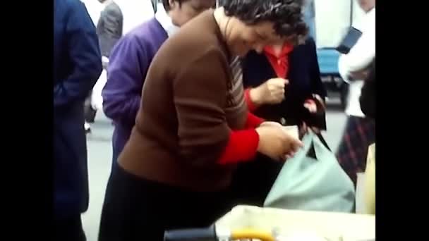 Chiezzo Piedmont Abril 1980 Mercado Aire Libre Alimentos Flores Ropa — Vídeo de stock