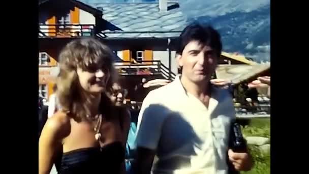 Saas Fee Svizzera Maggio 1980 Persone Che Camminano Guardando Montagne — Video Stock