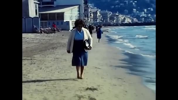 Alassio Liguria Agosto 1980 Mujer Playa Alassio — Vídeo de stock