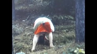 Chiezzo, Piedmont 29 Nisan 1980: 80 'lerin doğasında faaliyet gösteren kadın