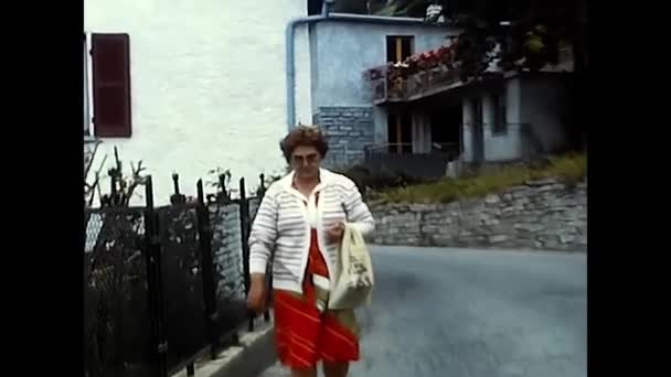 Chiezzo Piedmont April 1980 1980年夏在山里度假的妇女 — 图库视频影像