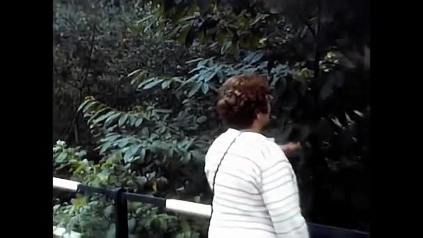Chiezzo Piemonte April 1980 Vrouw Doet Activiteiten Natuur Jaren — Stockvideo