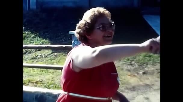 Chiezzo Piedmont Kwiecień 1980 Kobieta Wakacjach Górach Latach Tych — Wideo stockowe