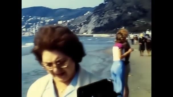 Alassio Liguria Augustus 1980 Vrouw Het Strand Alassio — Stockvideo