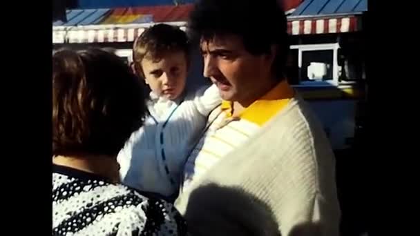 イタリアのミラノ1980年1月19日80年代の遊園地にいる人たちは — ストック動画
