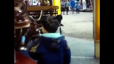 Milan, İtalya 19 Ocak 1980: 80 'lerin lunaparkındaki çocuk