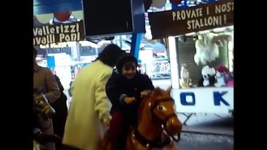 Milan, İtalya 19 Ocak 1980: 80 'lerde eğlenen insanlarla lunapark gezisi