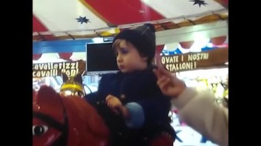 Milan, İtalya 19 Ocak 1980: 80 'lerin lunaparkındaki çocuk