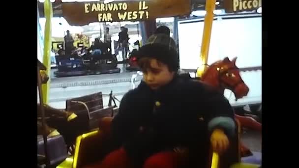 Mediolan Włochy Styczeń 1980 Dziecko Wesołym Miasteczku Przejażdżce Lat Tych — Wideo stockowe