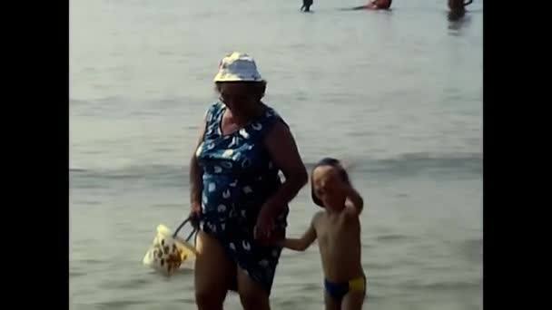 Diano Marina Italien Juni 1980 Människor Stranden Talet — Stockvideo